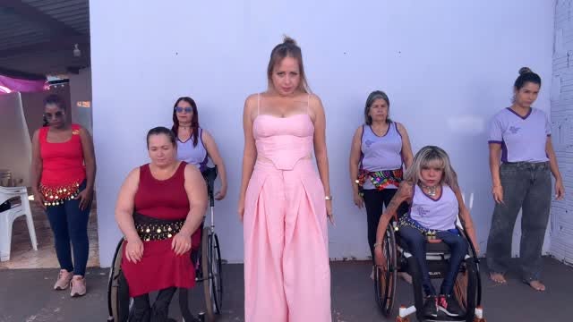 Participantes do Projeto Dança da Vida, entre elas mulheres cadeirantes