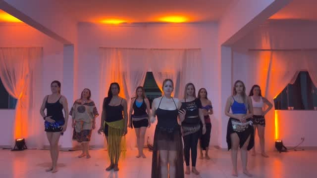 Turma de dança do ventre em aula