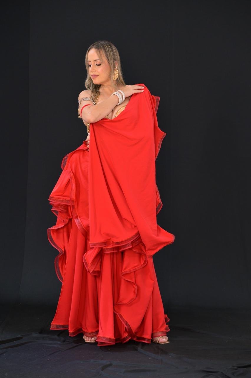 Nidal Abdul com véu vermelho